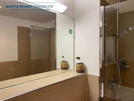 Duschbad mit großem Spiegel