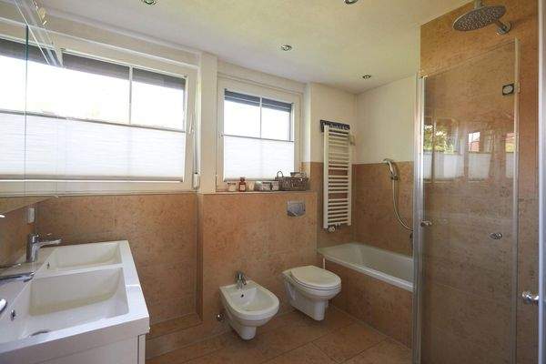 Badezimme mit Wanne und Dusche