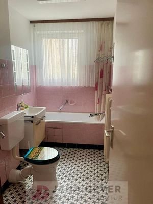 Tageslichtbad mit Wanne