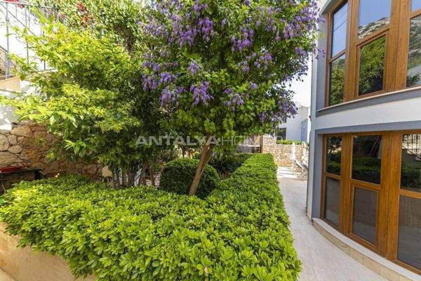 House with Pool Close to Beach in Kalkan