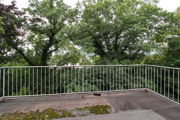 Zum Park ausgerichtete Terrasse der Villa 