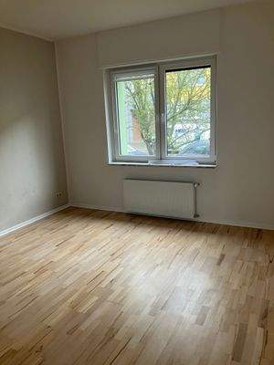 Helles Zimmer mit Parkett