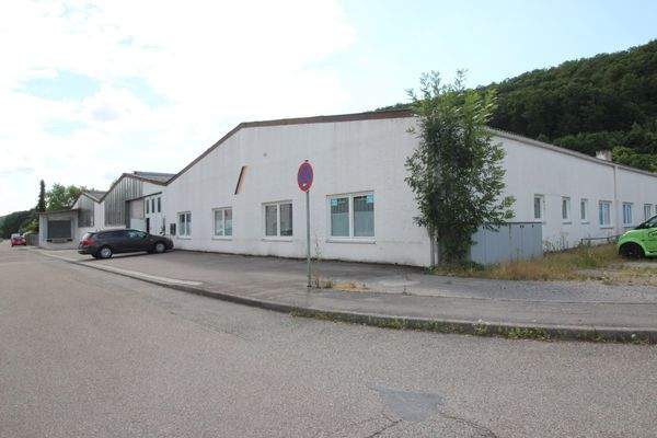 Lagerhalle mit Bürotrakt