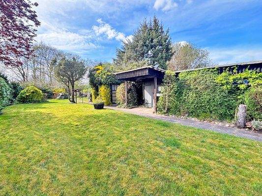 Grundstück mit Nebengebäude