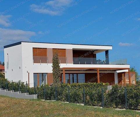 Außenansicht mit Terrassen