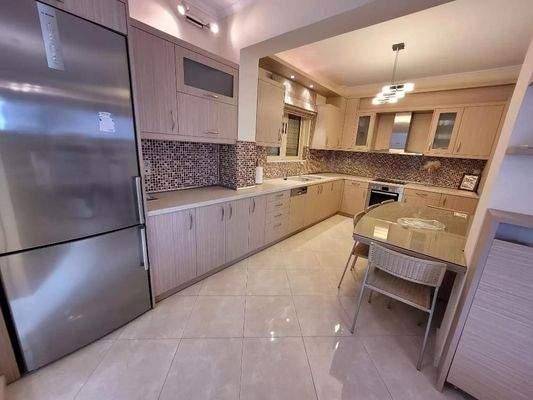 Kreta, Argouli: Zweistöckiges Haus mit Keller zu verkaufen