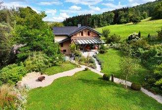 Blick auf das Wohnhaus über den Garten