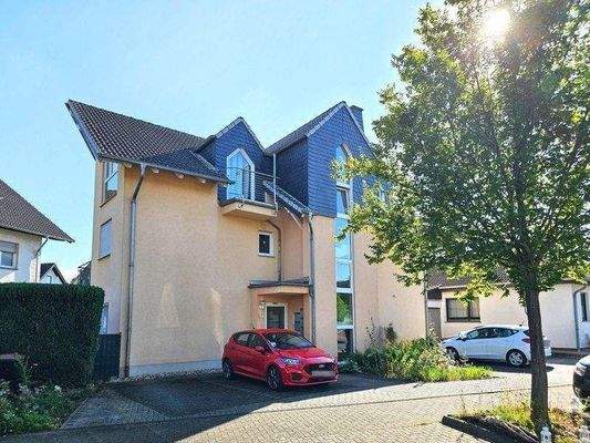 Straßenansicht mit Stellplatz 