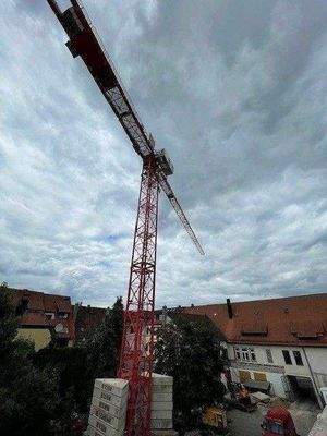 Baubeginn und Kranaufbau im Juni 2025