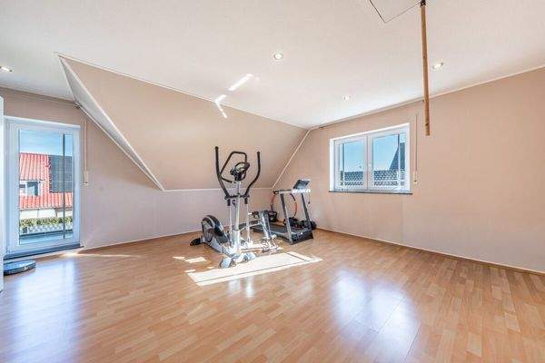 wie auch der dritte sehr große Raum mit Zugang zum Balkon