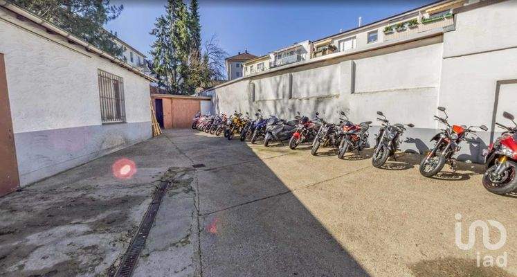 Innenhof Ansicht und Garage im Hintergrund