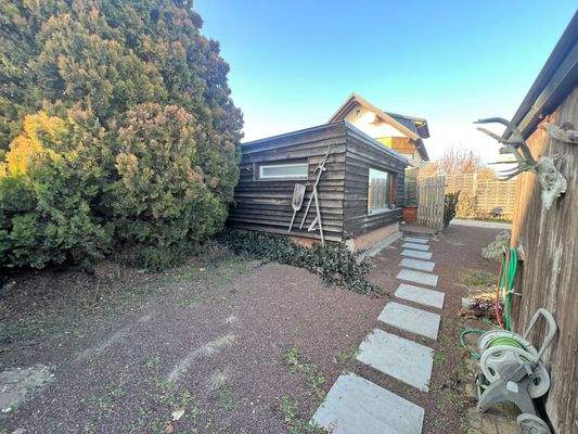 Weg zum Saunagebäude