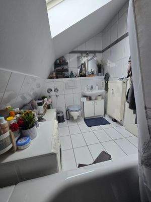 Badezimmer mit Wanne und Waschmaschinenanschluss.jpg