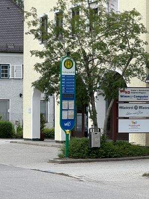 Bushaltestelle ebenso in nächster Nähe.jpeg