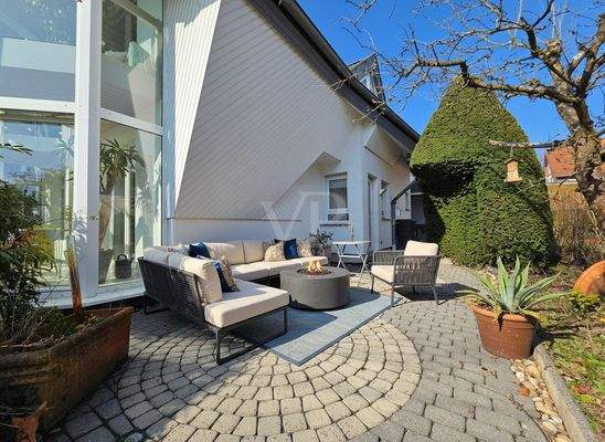 Ansprechende, große Terrasse mit Beispielmöblierung