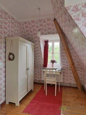 Kleiderschrank und kleiner Schreibtisch