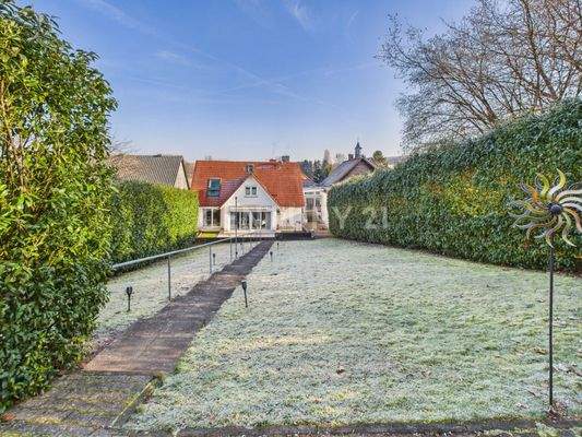 Blick vom Garten zu den Häusern