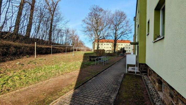 Kleiner Park hinter Wohngebäude