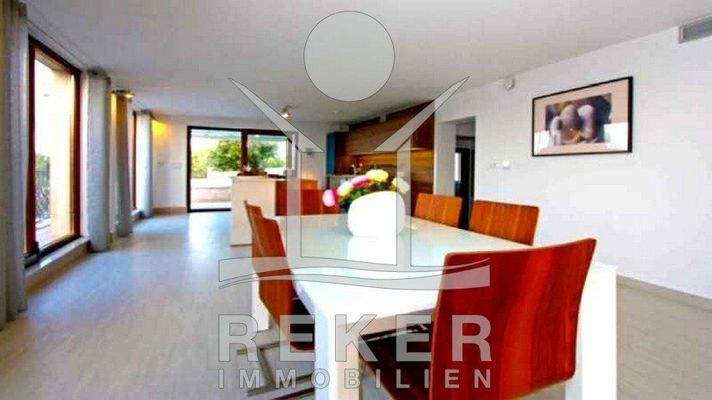 An die offene Küche schließt sich das große und helle Esszimmer an. Guten Appetit!