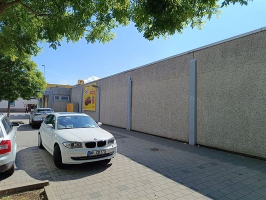 Halle vom Parkplatz aus