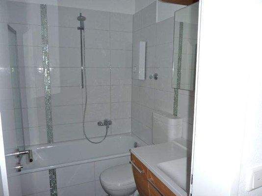 BADEZIMMER MIT BADEWANNE Ansicht 2