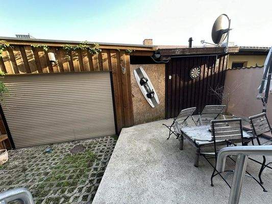 Garage mit Abstellraum im Innenhof