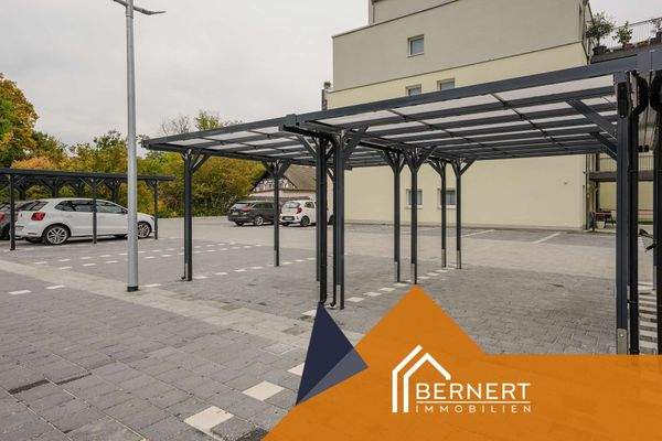 Parkplatz mit Carports