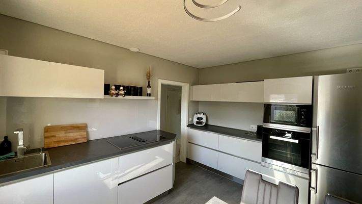 Einbauküche mit hochwertigen Geräten