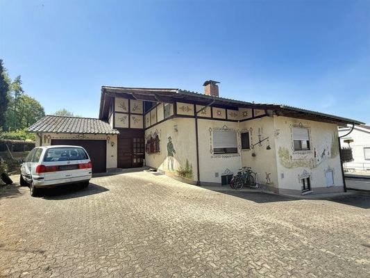 Ansicht mit hinterer Garage