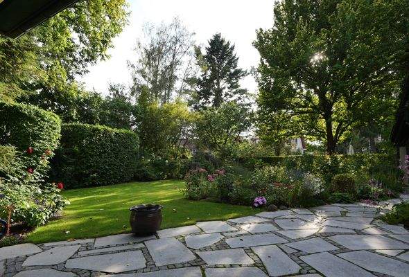 Terrasse mit gepflegtem Garten
