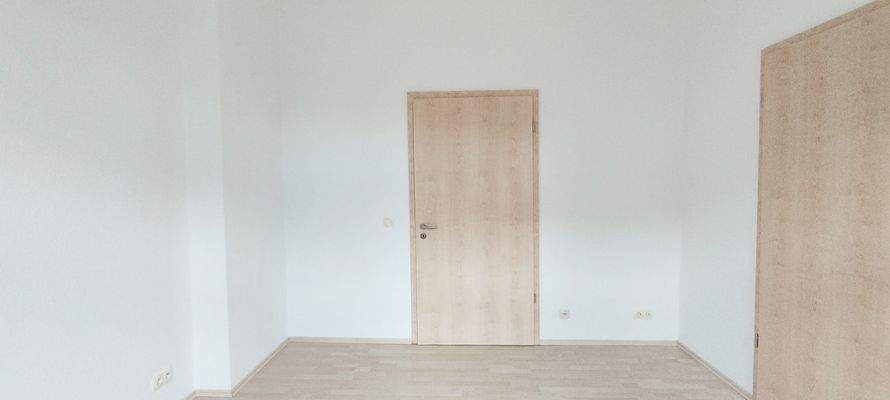 Leeres Zimmer mit Holztür