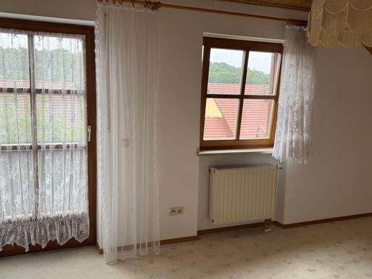 1. Kinderzimmer mit Zugang Balkon.jpg