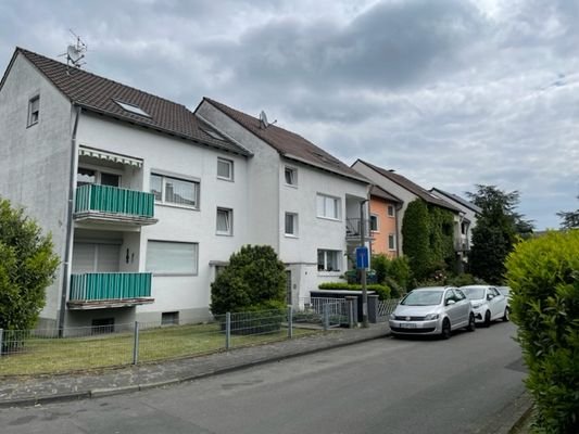 Straßenansicht von links