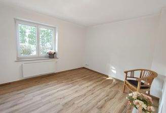 Schlafzimmer mit Fensterblick