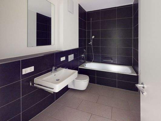 weiteres Bad mit Badewanne