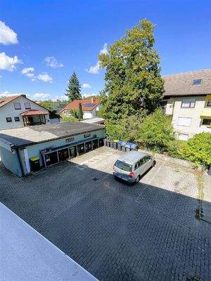 Sicht auf den Kfz-Stellplatz im Freien unmittelbar