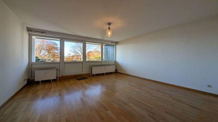 Großes Wohnzimmer mit Balkonzugang