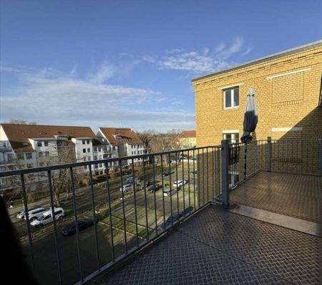 großer sonniger Balkon