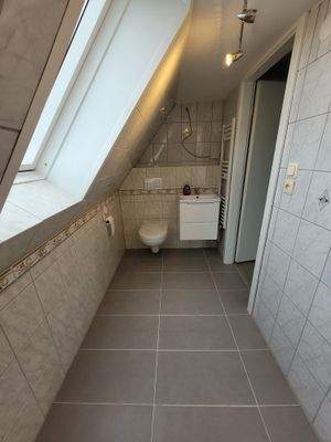 DG Badezimmer mit Fenster