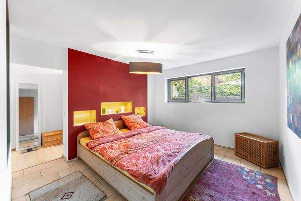 weiteres Schlafzimmer mit Ankleide im Untergeschoss