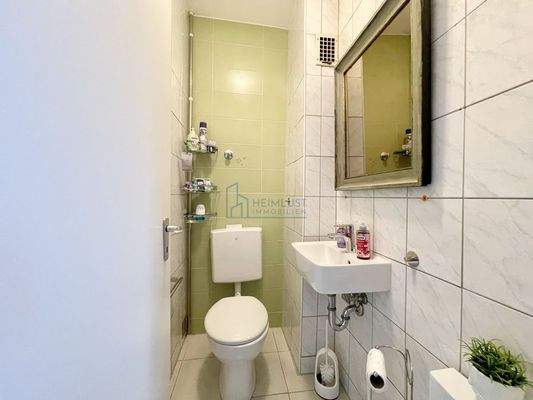 Modernes WC, separat vom Badezimmer