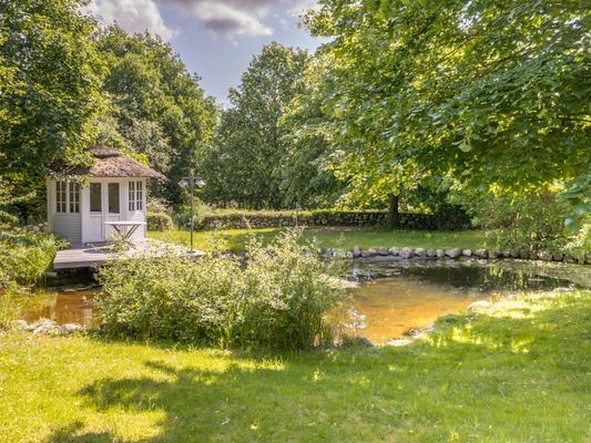 Teichanlage mit Pavillon
