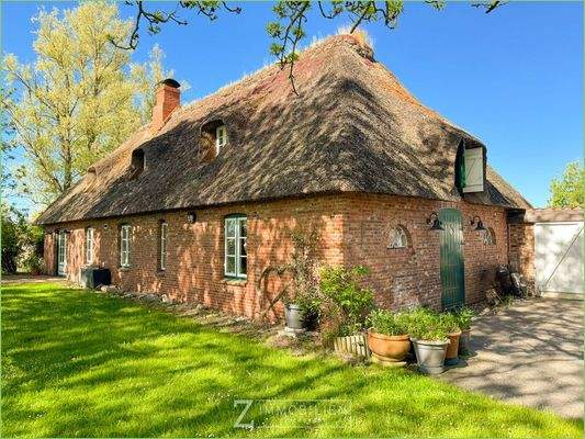 Ansicht Reetgebäude mit Innenhof