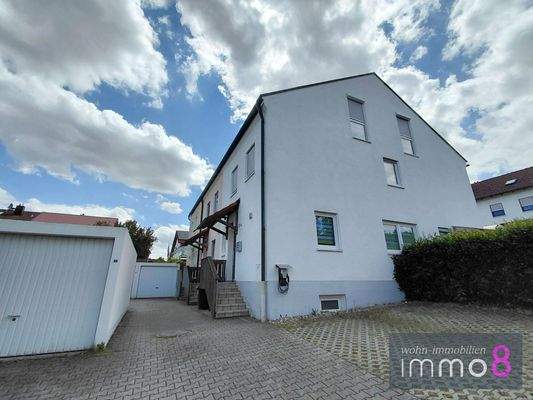 Hausansicht Einfahrt - Wallbox