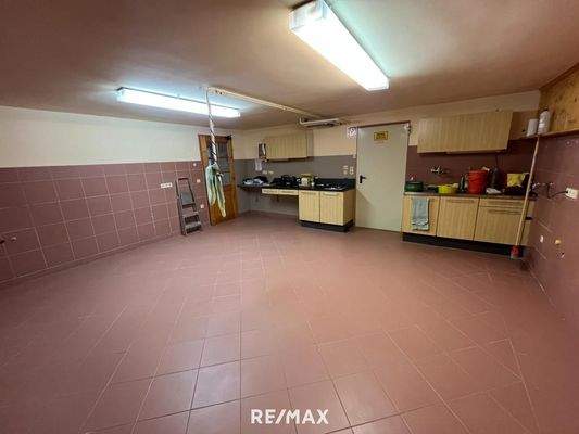 Kellergeschoss großer Raum - ehemaliges Labor