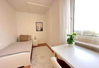 Helles Einzelzimmer mit Balkon