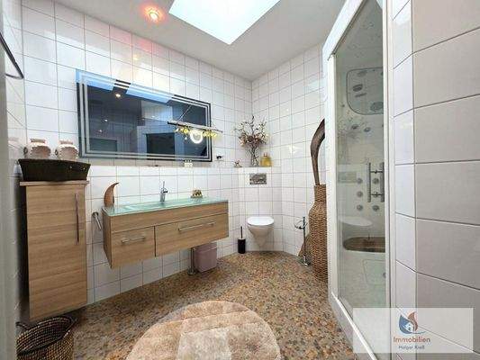 Badezimmer im Erdgeschoss mit türkischer Sauna