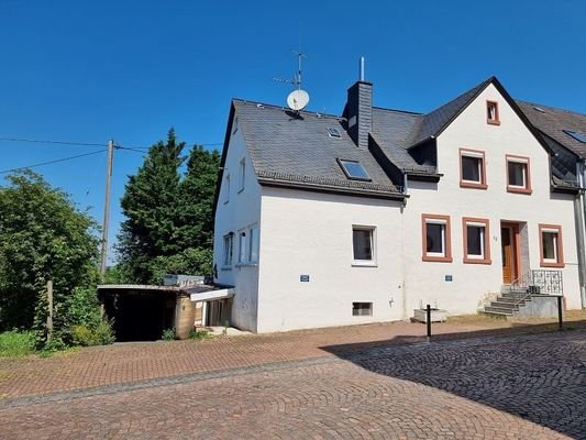 Vorderansicht mit Carport