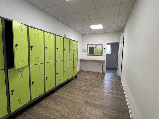 Umkleidekabine mit Dusche