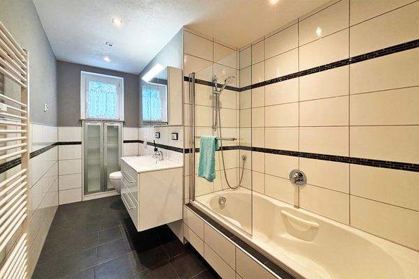 modernes Bad mit Duschwanne und WC